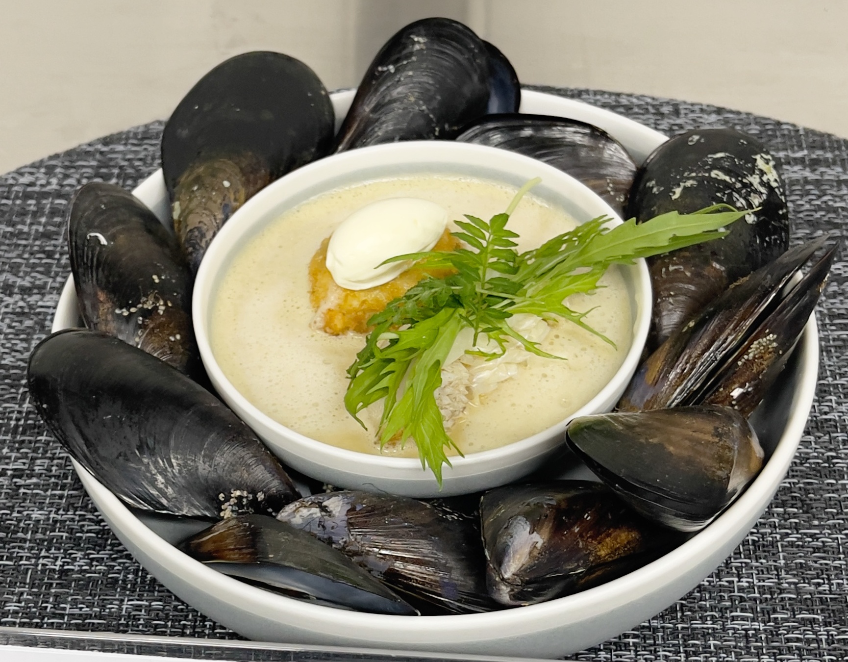 クリスピーに仕上げた鱗焼き　ムール貝とホイップバターのスモークミジョテ